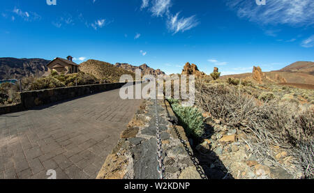 Vulkanische Landschaft in Los Roques de Garcia in der Nähe von Vulkan Teide. Fußgängerzone von Hotel El Parador zu sehr beliebten Aussichtspunkt im Nationalpark. Te Stockfoto