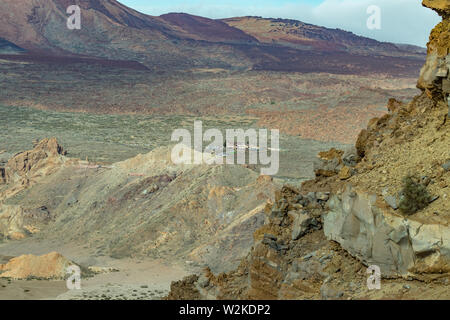 Die schöne Landschaft der Caldera und Roques de Garcia. Blick von der Bergwelt rund um den Vulkan Teide. Nationalpark Teide, Teneriffa, Spanien. L Stockfoto