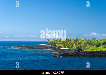 Blick über die Bucht von Alahaka zu Pu'uhonua O Honaunau NP in South Kona, Hawaii Stockfoto