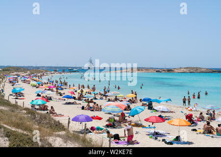 22.Juni 2019 - Formentera, Spanien. Menschen beim Sonnenbaden auf der Playa de Ses Illetes, Balearen Insel Formentera. Stockfoto