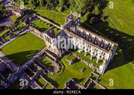 Rievaulx Abbey war das erste Zisterzienserkloster im Norden von England, Ryedale, North Yorkshire, aus der Luft Stockfoto