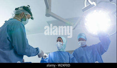 Chirurgen bei Operationen in Betrieb Theater Stockfoto