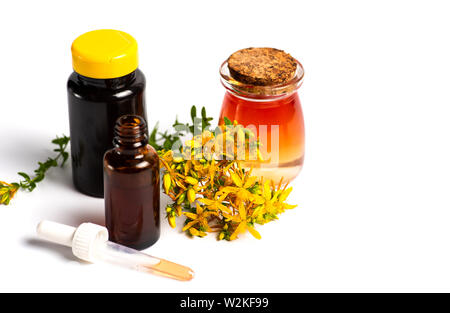 Calendula Pot marigold Pflanzliche ätherische Öl und Blumen isoliert auf weißem Stockfoto