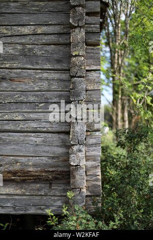 Sattel Ecke ausklinken von einem alten, verlassenen Bauernhof in Ylöjärvi, Finnland Stockfoto