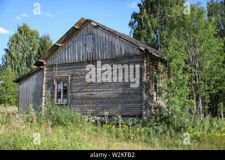 Alte verwitterte Haus an verlassenen Gehöft in Ylöjärvi, Finnland anmelden Stockfoto