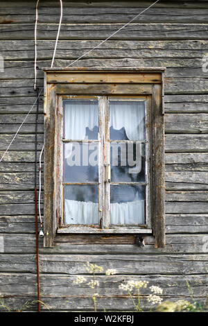 Altes Bauernhaus Fenster an verlassenen Gehöft in Ylöjärvi, Finnland Stockfoto