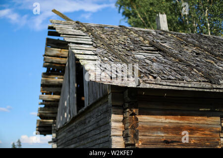 Holz Schindeldach einer alten verwitterten Scheune in Disrepair an verlassenen Gehöft in Ylöjärvi, Finnland anmelden Stockfoto