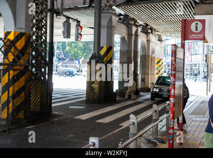 Besetzt Ueno Bereich ist sehr beliebt, nicht nur für den schönen Park, sondern auch für leckere erschwingliches Essen & tolle Architektur. Stockfoto