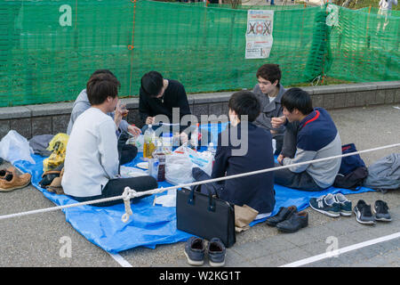 Es gibt Gruppen von Menschen mit Picknicks aller Ueno Park. Gibt es spezielle Bereiche für "picknicken" reserviert. Es ist eine beliebte Aktivität in Ueno Park. Stockfoto