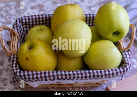 Korb mit Äpfel auf den Tisch in der Küche. Chantecler Äpfel. Stockfoto