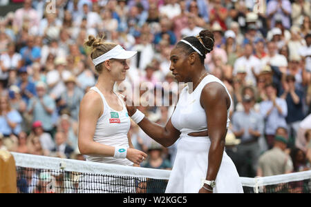 London, Großbritannien. 9. Juli 2019. Serena Williams (USA) schüttelt Hände mit Alison Riske (USA) nach dem Ladies' Singles Viertelfinalspiele übereinstimmen. Credit: Andrew Patron/ZUMA Draht/Alamy leben Nachrichten Stockfoto