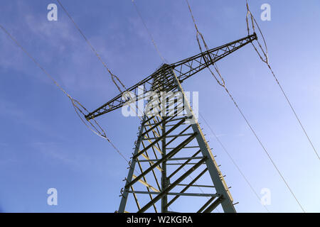 Transmission Line auf dem Hintergrund des blauen Himmels. Stockfoto