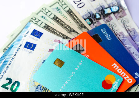 Starling, Monzo, Revolut Bankkarten auf dem cash aus verschiedenen Ländern. Karten ohne Gebühr für Geldwechsel und Währungen. Stockfoto