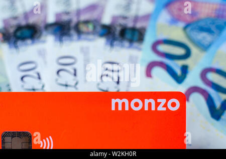 Monzo Bank Card an der Kasse der verschiedenen Länder. Karte ohne Gebühr für Geldwechsel ist ideal für Reisen. Stockfoto