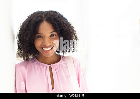Junge hübsche Afrikanisch-amerikanische Mitarbeiter bei Kamera suchen Stockfoto