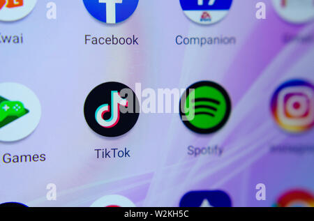 TikTok app Bild auf dem Bildschirm des Smartphones. Makro Foto. Die berühmten-App für die Erstellung und gemeinsame Nutzung von kurzen Videos Stockfoto