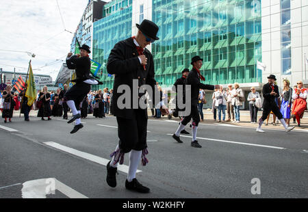 Tallinn, Estland, 6. Juli, 2019: die Menschen in traditioneller Kleidung in den Straßen von Tallinn, zu Fuß in Richtung Song Festival Gelände Stockfoto