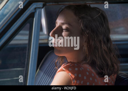 Eine attrrative junge Frau in einem Auto sitzen Stockfoto