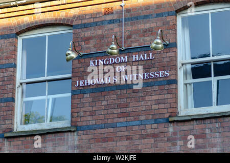 Königreichssaal der Zeugen Jehovas zu einem Backsteingebäude in der kleinen englischen Stadt namens Stein singen. Stockfoto