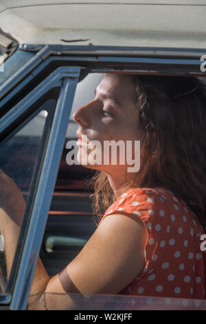 Eine attrrative junge Frau in einem Auto sitzen Stockfoto