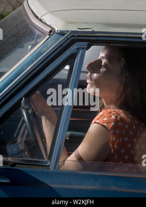 Eine attrrative junge Frau in einem Auto sitzen Stockfoto