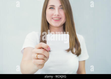 Visitenkarte oder gift card. Verschwommen glücklich und aufgeregt, kaukasische Frau in Freizeitkleidung, leer Leere Karte mit Kopie Raum für Sie fokussiert Stockfoto