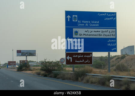 'RAS al Khaimah, RAK/UAE - 7/4/2019: Autobahn in RAK auf der E11 Blick auf ein Schild nach Dubai E11 Sh Mohammed bin Rashid Road oder Al Jazeera Stockfoto