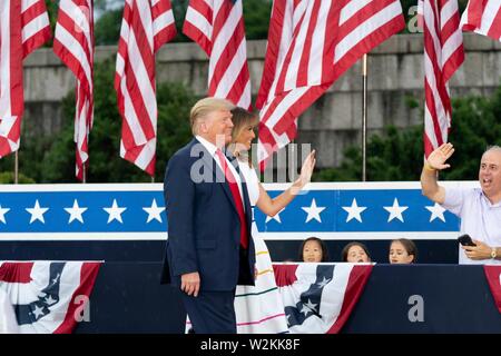 Us-Präsident Donald Trump trat von der ersten Dame Melania Trump wave, die Unterstützer bei der Ankunft für die die Salute nach Amerika Event am Lincoln Memorial Juli 4, 2019 in Washington, D.C. Stockfoto