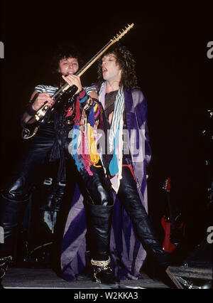 BON JOVI UNS rock Gruppe mit Richie Sambora und Jon Bon Jovi am 26. April 1984 Auf dem Forum in Los Angeles, Kalifornien. Foto: Jeffrey Mayer Stockfoto