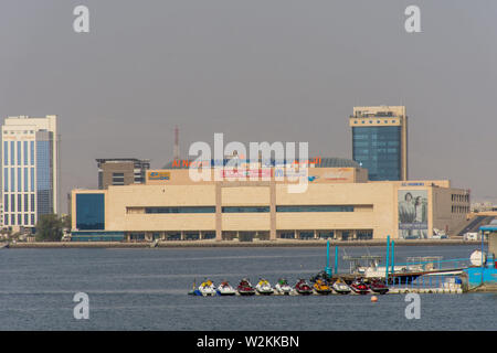 'Ras Al Khaimah, Ras Al Khaimah/Vereinigte Arabische Emirate - 7/4/2019: Al Naeem Mall in der Nähe der Corniche Julphar Türme entlang des Wassers. Eine gute t Stockfoto