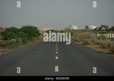 Leere Land Wuste Strasse Bergauf Konzept Fur Vorwarts Bewegen Leer Unseen Ode Verloren Stockfotografie Alamy