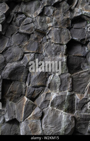 Nahaufnahme der sechseckigen Basaltsäulen auf reynisfjara Black Sand Beach, im südlichen Island. Stockfoto