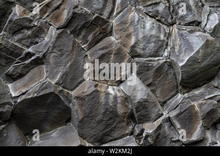 Nahaufnahme der sechseckigen Basaltsäulen auf reynisfjara Black Sand Beach, im südlichen Island. Stockfoto