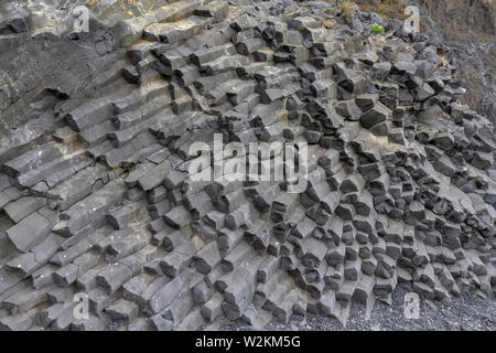 Sechseckigen Basaltsäulen auf reynisfjara Black Sand Beach, im südlichen Island. Stockfoto