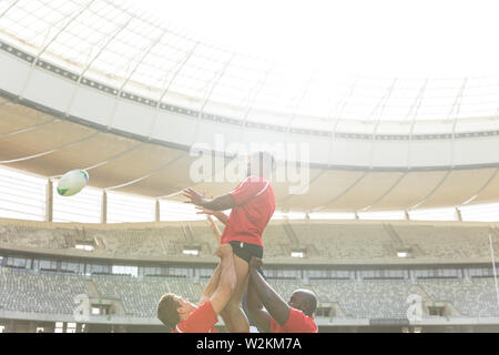 Männliche Rugby Spieler spielen Rugby Spiel im Stadion Stockfoto