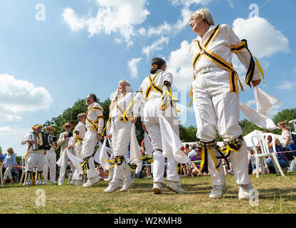 Der Graf von Stamford Morris eine Tanz an der 2019 Stockton Heide Festival durchführen unter heißer Sonne Stockfoto