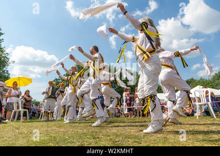 Der Graf von Stamford Morris eine Tanz an der 2019 Stockton Heide Festival durchführen unter heißer Sonne Stockfoto