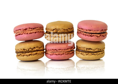 7/8-bunte Macarons vor weißem Hintergrund zu essen Stockfoto