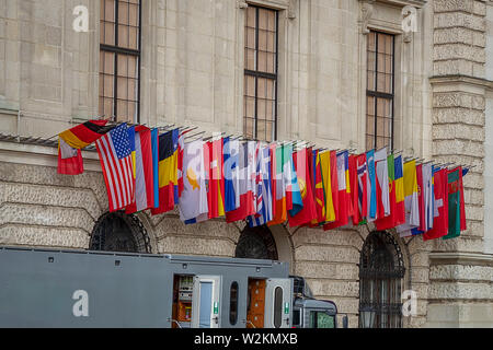 Flaggen von Staaten an der Wand der Regierung Gebäude. Wien. Österreich. Stockfoto