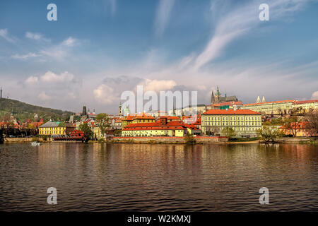 Blick auf den Hradschin und der Prager Burg entfernt. Alten Prag. Der Tschechischen Republik. Stockfoto