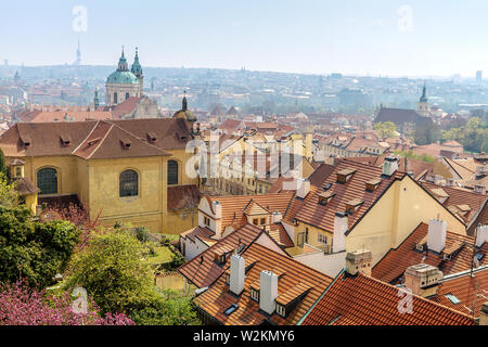 Hradschin und der Prager Burg entfernt. Der Blick des alten Prag. Der Tschechischen Republik. Stockfoto