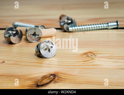 Construction Tools. Die Schrauben, Muttern und Schrauben auf Holz- Hintergrund. Reparatur home improvement Konzept Stockfoto