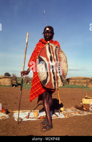 Masai Krieger in vollem Ornat, mit Speer und Schild, Buffalo in Lion verwendet Jagden auf der alten afrikanischen Tagen, in der Nähe der Sekenani Tor, Masai Mara, Kenia Stockfoto