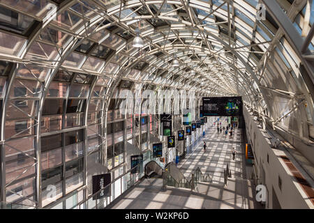 Toronto, Kanada - 22. Juni 2019: Menschen zu Fuß über die Fußgängerbrücke in der Union Station. Stockfoto