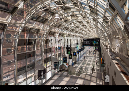 Toronto, Kanada - 22. Juni 2019: Menschen zu Fuß über die Fußgängerbrücke in der Union Station. Stockfoto