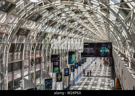 Toronto, Kanada - 22. Juni 2019: Menschen zu Fuß über die Fußgängerbrücke in der Union Station. Stockfoto