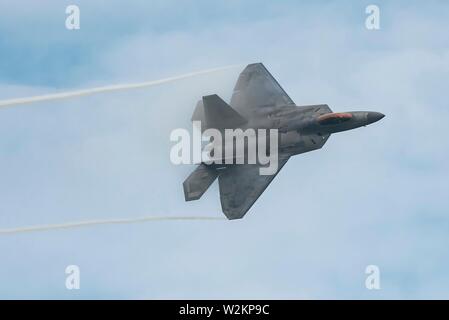 Us Air Force Maj. Paul Lopez Pilot mit der F-22 Stealth Fighter demonstration Squadron, führt eine Widmung high speed Pass während der Battle Creek Bereich der Flug air show Juli 7, 2019 in Battlecreek, Michigan. Stockfoto