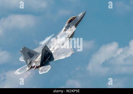 Us Air Force Maj. Paul Lopez Pilot mit der F-22 Stealth Fighter demonstration Squadron, zieht sein Flugzeug in einen vertikalen Aufstieg während der Battle Creek Bereich der Flug air show Juli 7, 2019 in Battlecreek, Michigan. Stockfoto