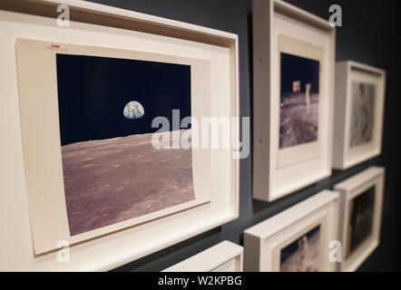 Washington, USA. 5 Jan, 2020. Foto am 9. Juli 2019 zeigt 'Earthrise über Mare Smythii' (1.L) während einer Vorschau von "vom Licht des Silbernen Mond: ein Jahrhundert der Lunar Fotografien" in der National Gallery in Washington, DC, in den Vereinigten Staaten ausgestellt. Etwa 50 Werke, darunter eine Auswahl von Fotografien werden in der Ausstellung vom 14. Juli 2019 über Jan. 5 angezeigt werden, 2020 der 50. Jahrestag der Apollo 11 Mondlandung zu markieren. Quelle: Liu Jie/Xinhua/Alamy leben Nachrichten Stockfoto