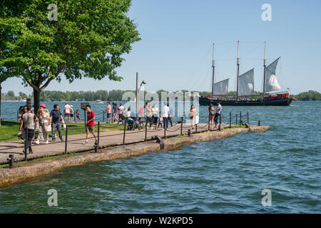 Toronto, Kanada - 22. Juni 2019: Menschen mit einem warmen Sommertag am Harbourfront Stockfoto